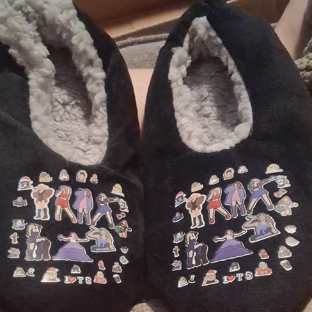 Taylor Swift Eras Tour Kids Slippers Black NWT Size 4